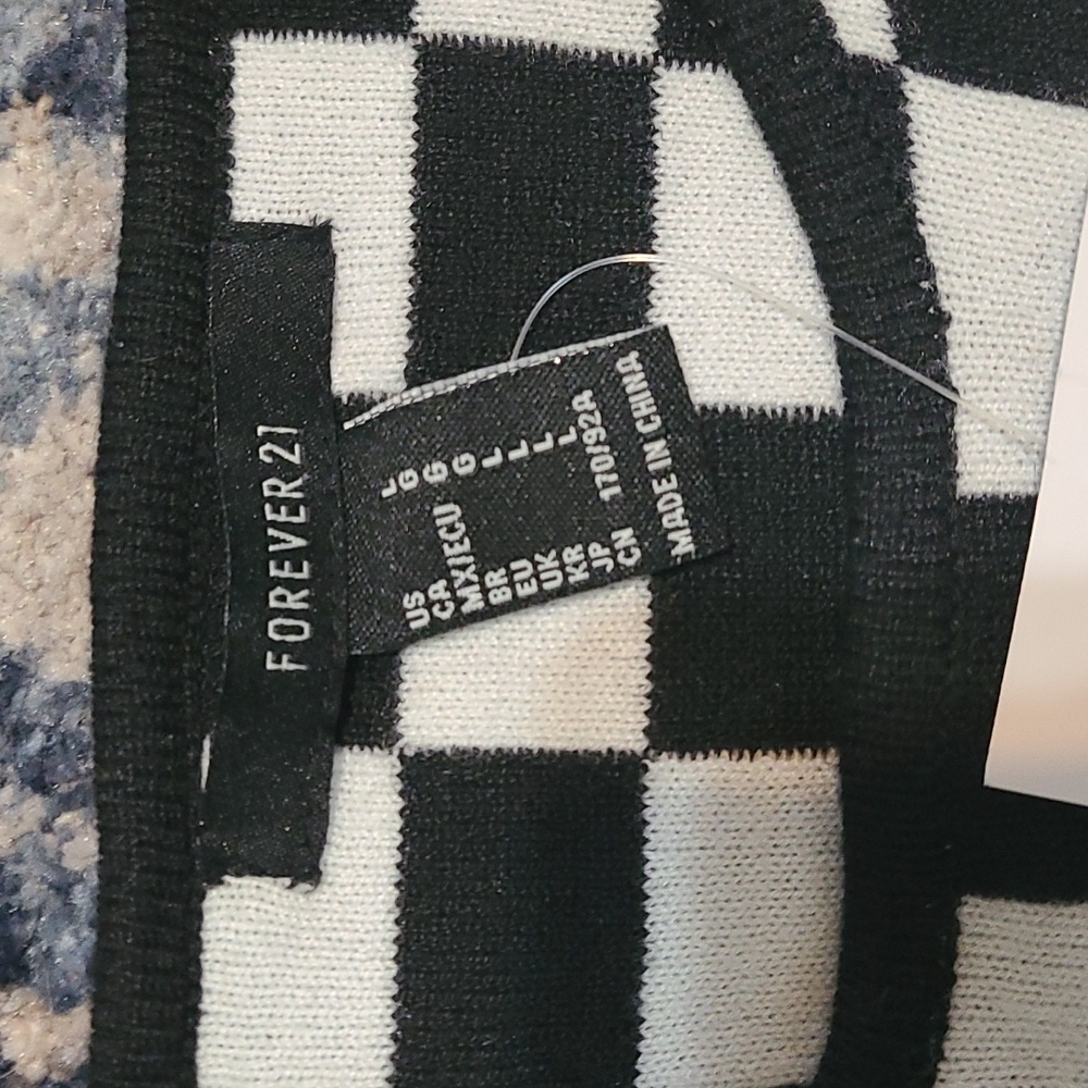 Womens medium forever 21 sweater says large but, fits like medium